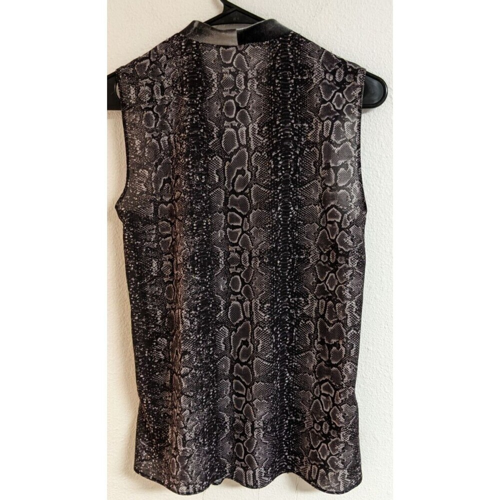Women's T Tahari V-Neck Snake Print Sleeveless Gold Chain Accent Blouse Small - Picture 7 of 12